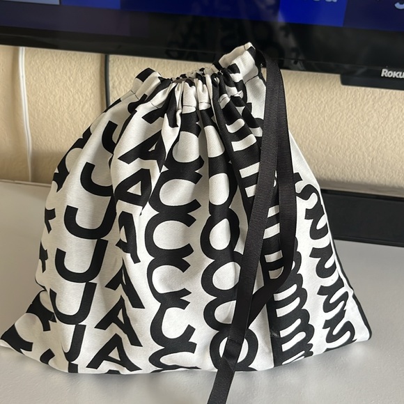 MARC JACOBS CEMENT THE LEATHER
CROSSBODY TOTE BAG - Picture 8 of 13